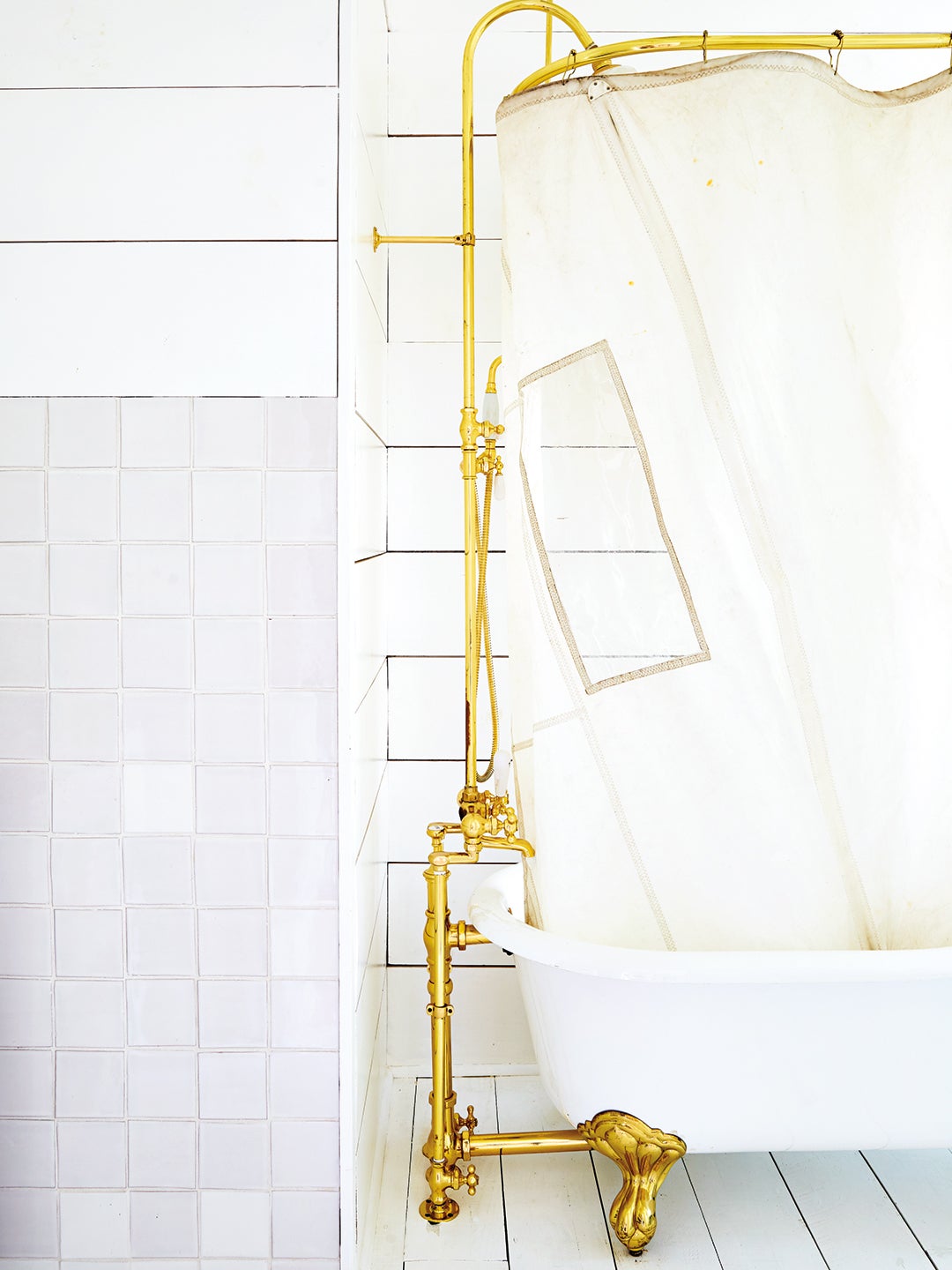 Clawfoot bathtub with white shower curtain