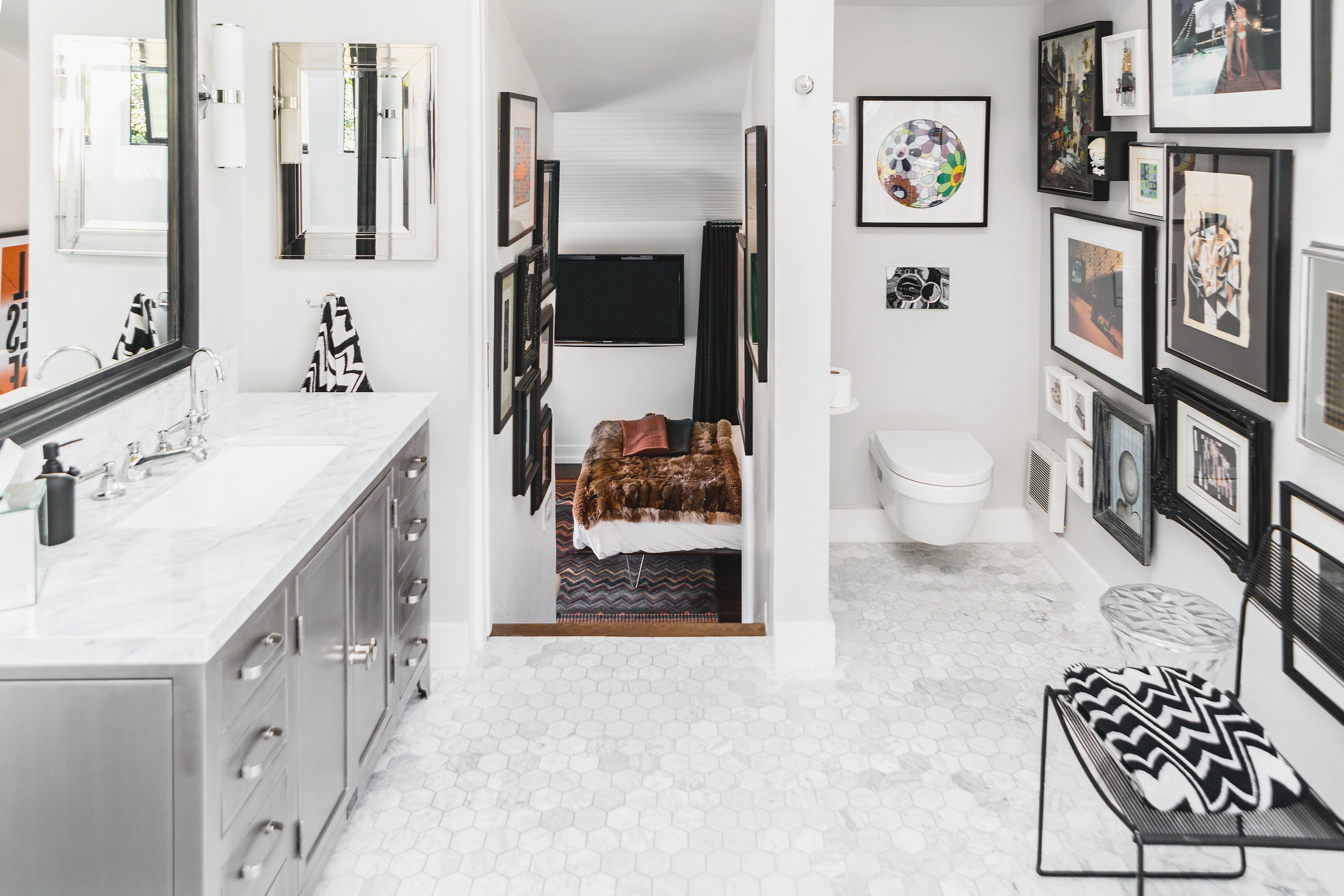 This LA Home Will Make You Want a Gallery Wall in Your Bathroom
