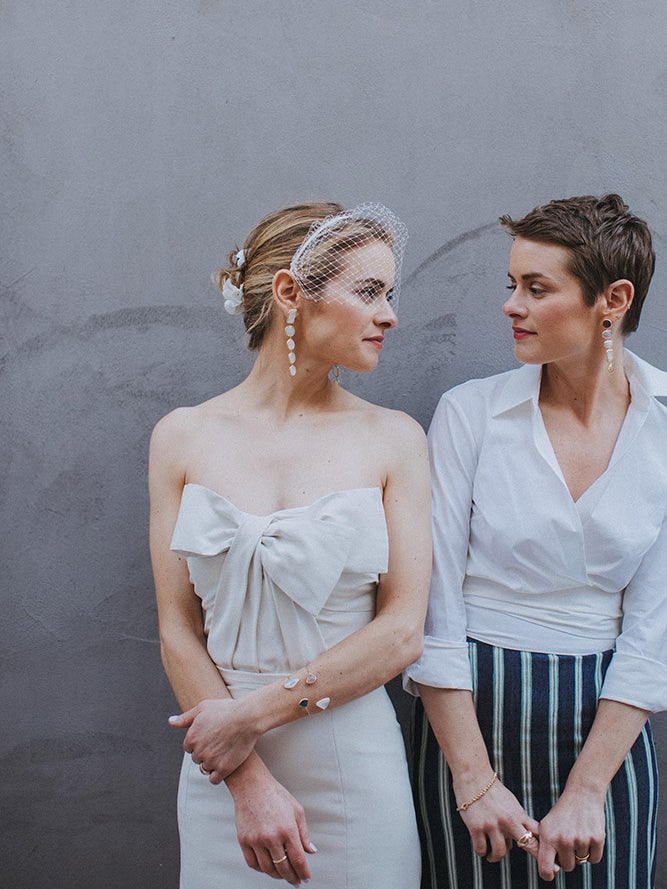 A Wedding Photographer Shares Her Favorite Unconventional Wedding Photographs- sisters