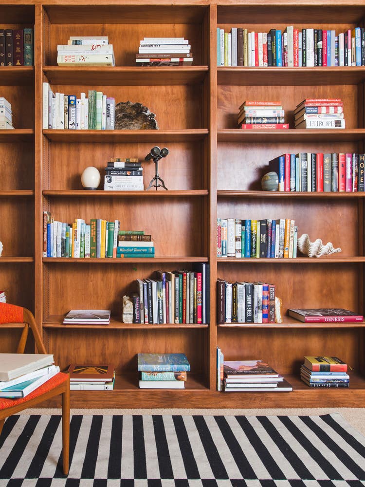 Expert Takeaway Tips for Organizing Your Bookshelf