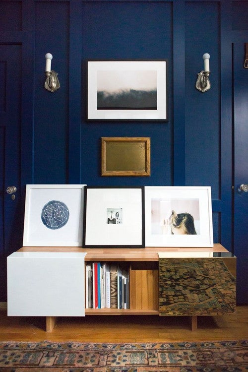 Kate Arends’ charming <a href="https://www.domino.com/content/kate-arends-wit-and-delight-home/">Minnesota office</a> is a stunning reminder to love (and decorate with) navy blue.<br />
