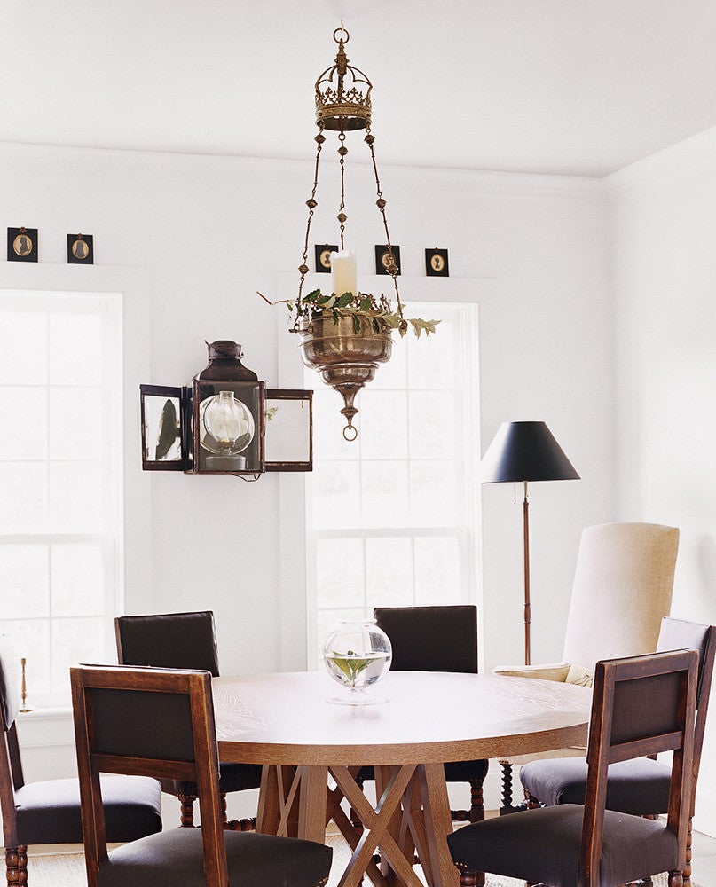 dining rooms with statement chandeliers