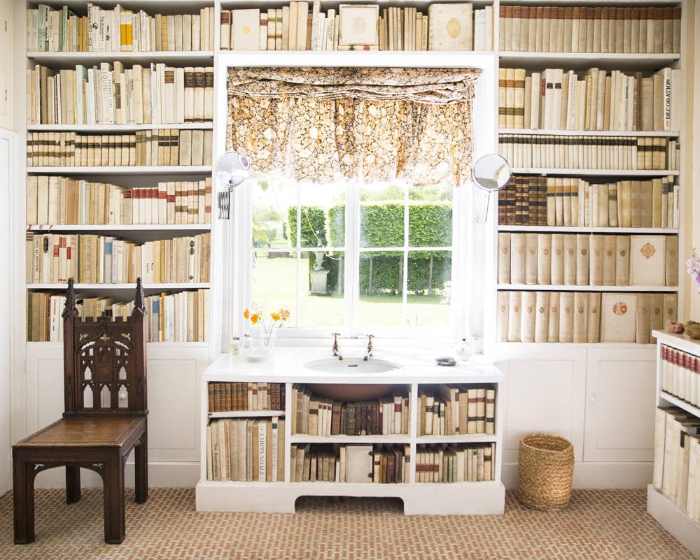 7 reasons why everyone needs a color-coded bookshelf
