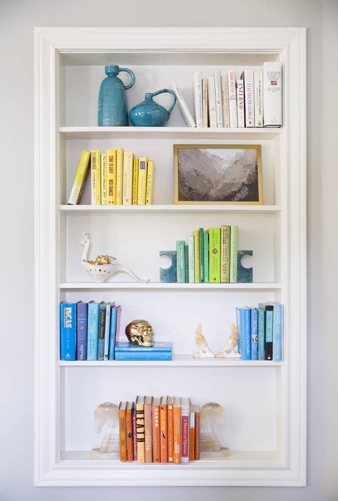 5 creative ways to organize your bookshelves
