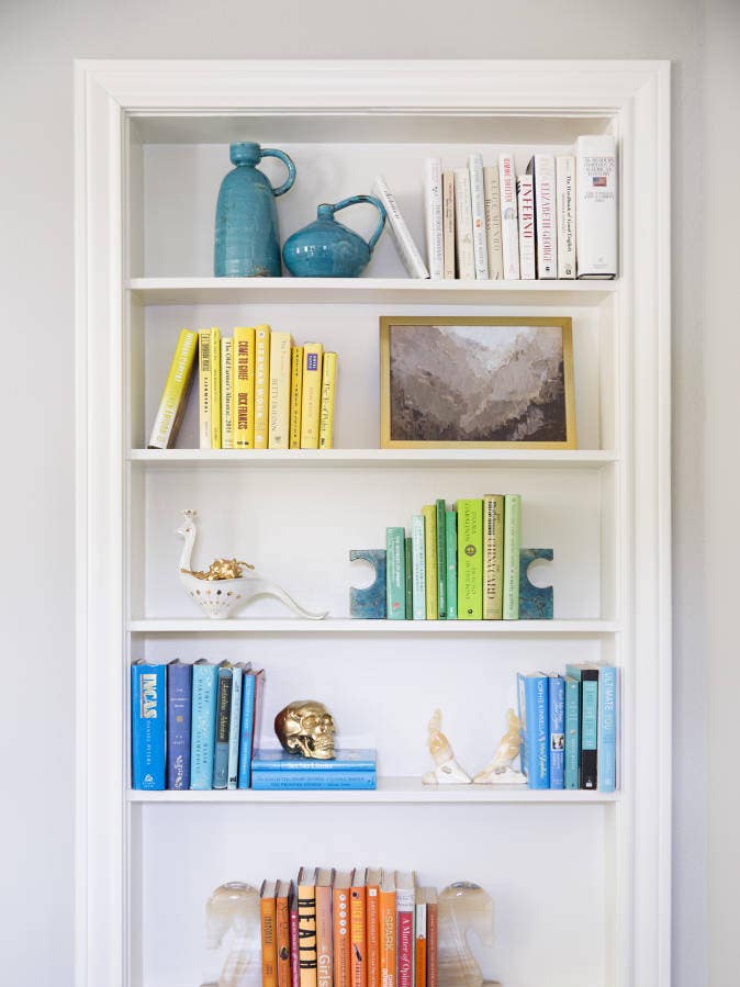 5 creative ways to organize your bookshelves