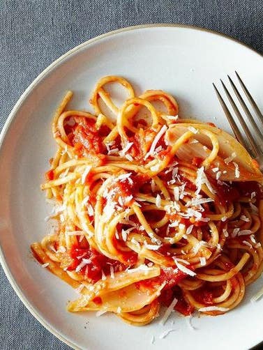 3-ingredient Lunch recipes: tomato sauce with onion and butter