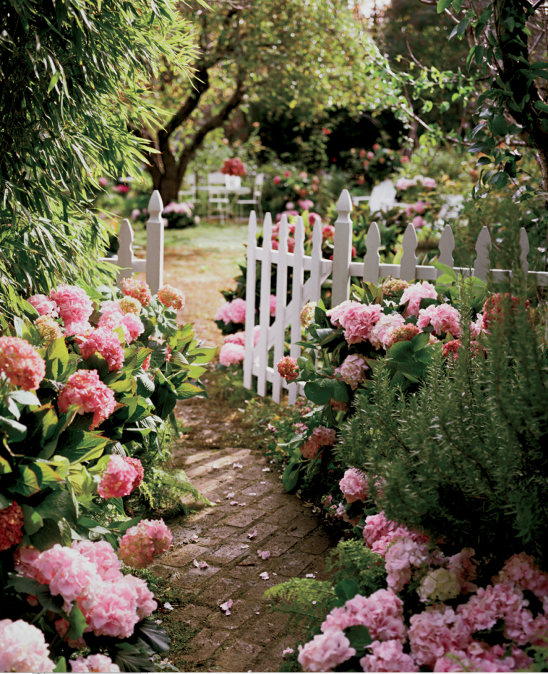 The Floral-Filled Porch Gardens We’re Pinning Right Now