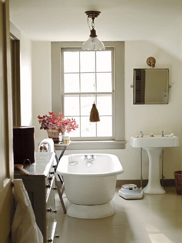 9 Ways to Make the Most of a Tiny Pedestal Sink