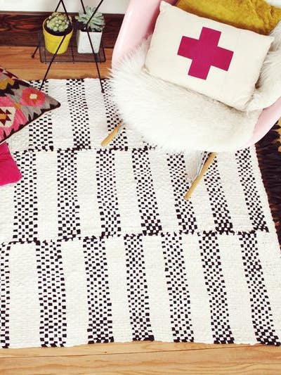 how to pair a rug with perfect pillows