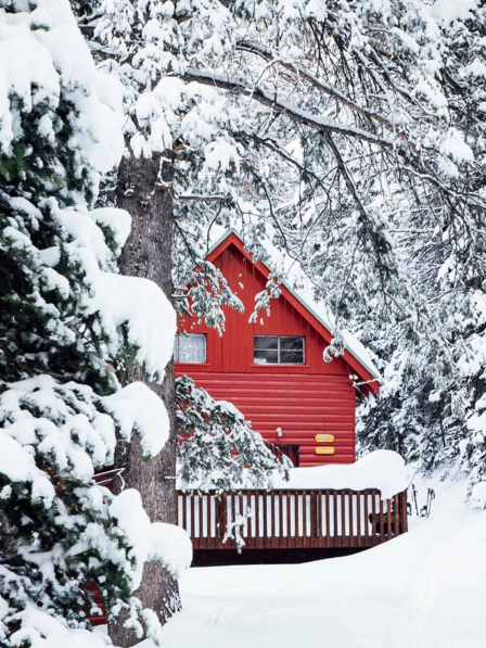 10 gorgeous log cabins inspired by the hateful eight