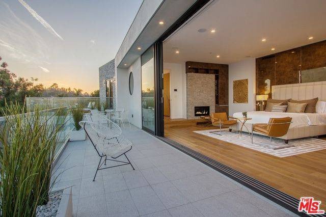 fifty shades of grey author has a new LA estate!