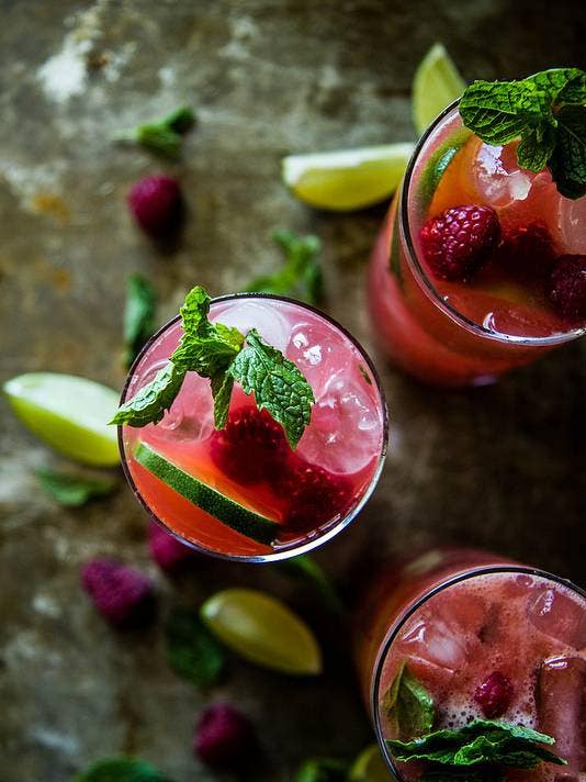 summer cocktail recipe raspberry mojito