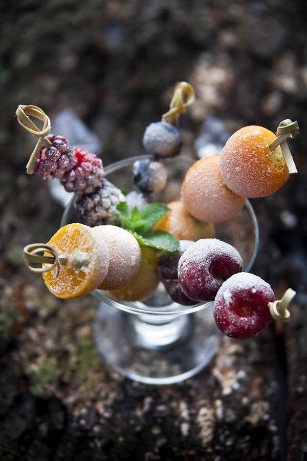 how to keep drinks cold frozen fruit on skewers