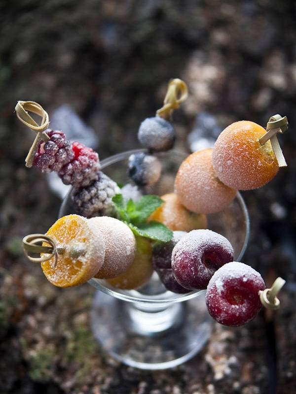 how to keep drinks cold frozen fruit on skewers