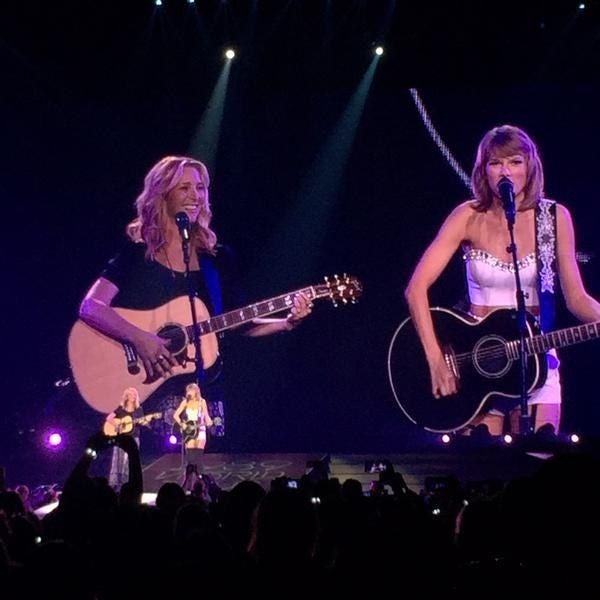 video: taylor swift & lisa kudrow performed smelly cat and we’re freaking out a little