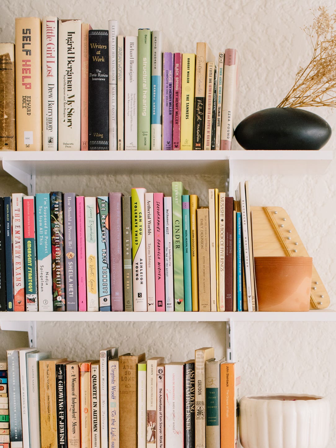 Tour a 500-Square-Foot L.A. Home With the Most Enviable Book Collection