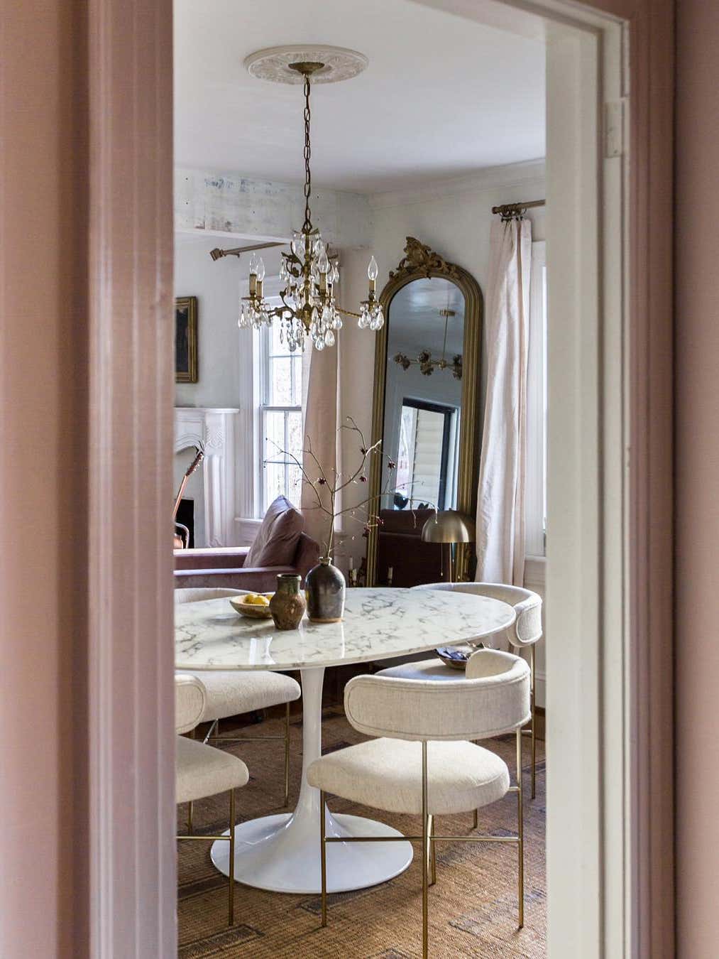 The Glam Chair We’ve Noticed in Every Ultra-Chic Dining Room