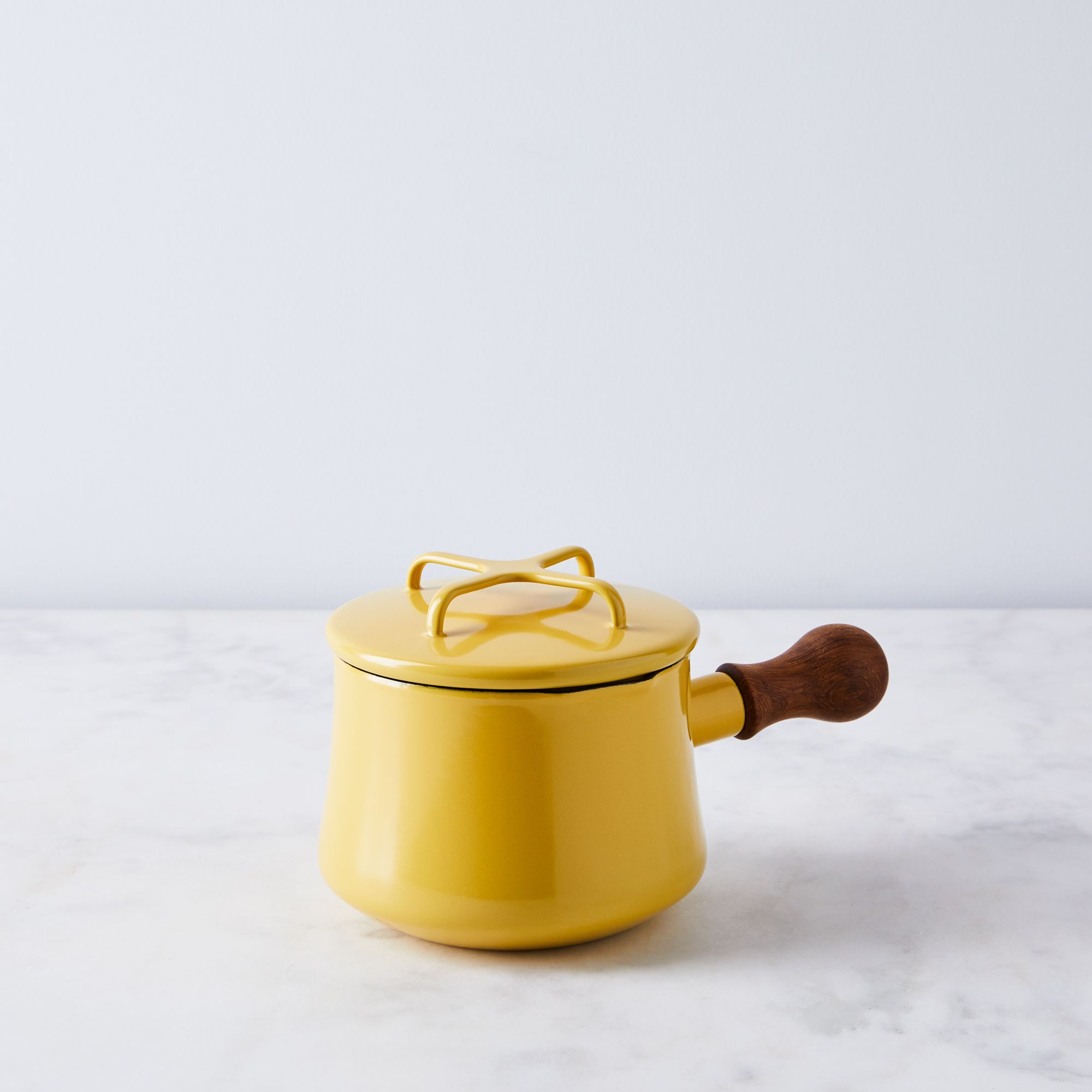 9eba693e-95f0-4714-9a58-8fd3eaa9e662–2019-0204_dansk_limited-edition_kobenstyle-pastels_yellow-butter-warmer-pot-with-lid_silo_ty-mecham_002