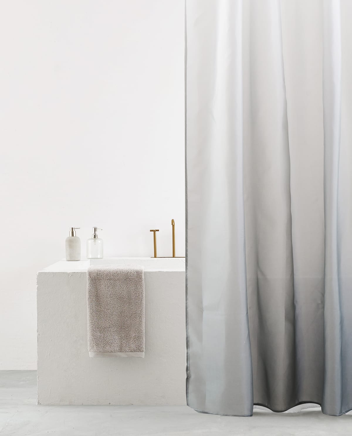 OMBRE-EFFECT SHOWER CURTAIN