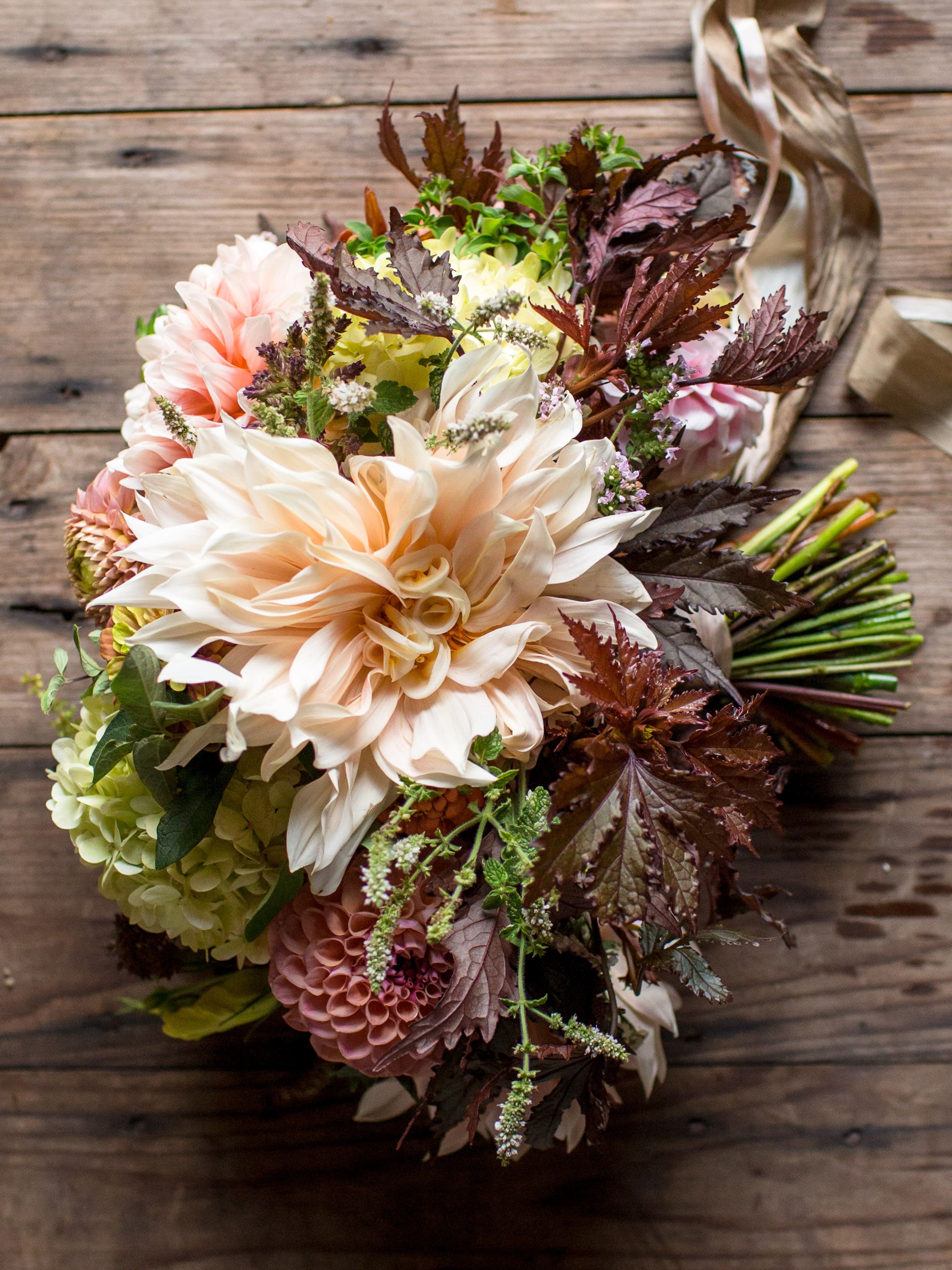 The Blooms That Make a Fall Wedding Dramatic in the Best Way