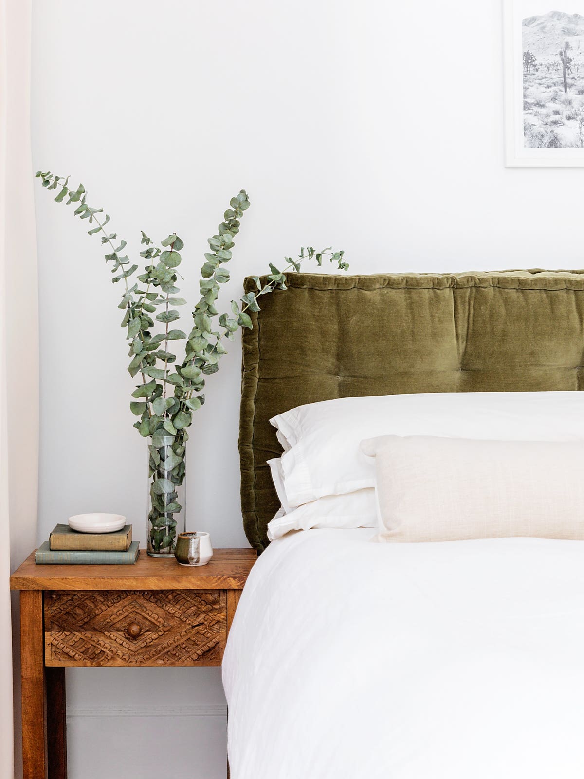 You’re Only 10 Minutes Away From a Tidy Nightstand