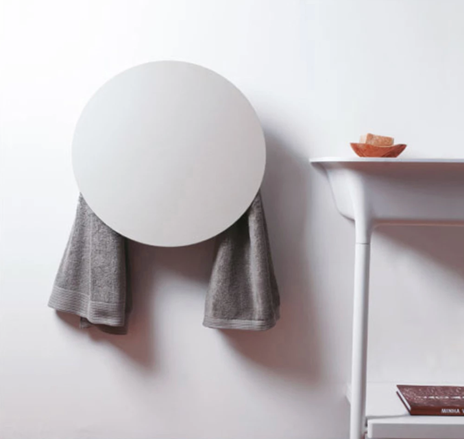 Round wall-mounted hanging towel warmer