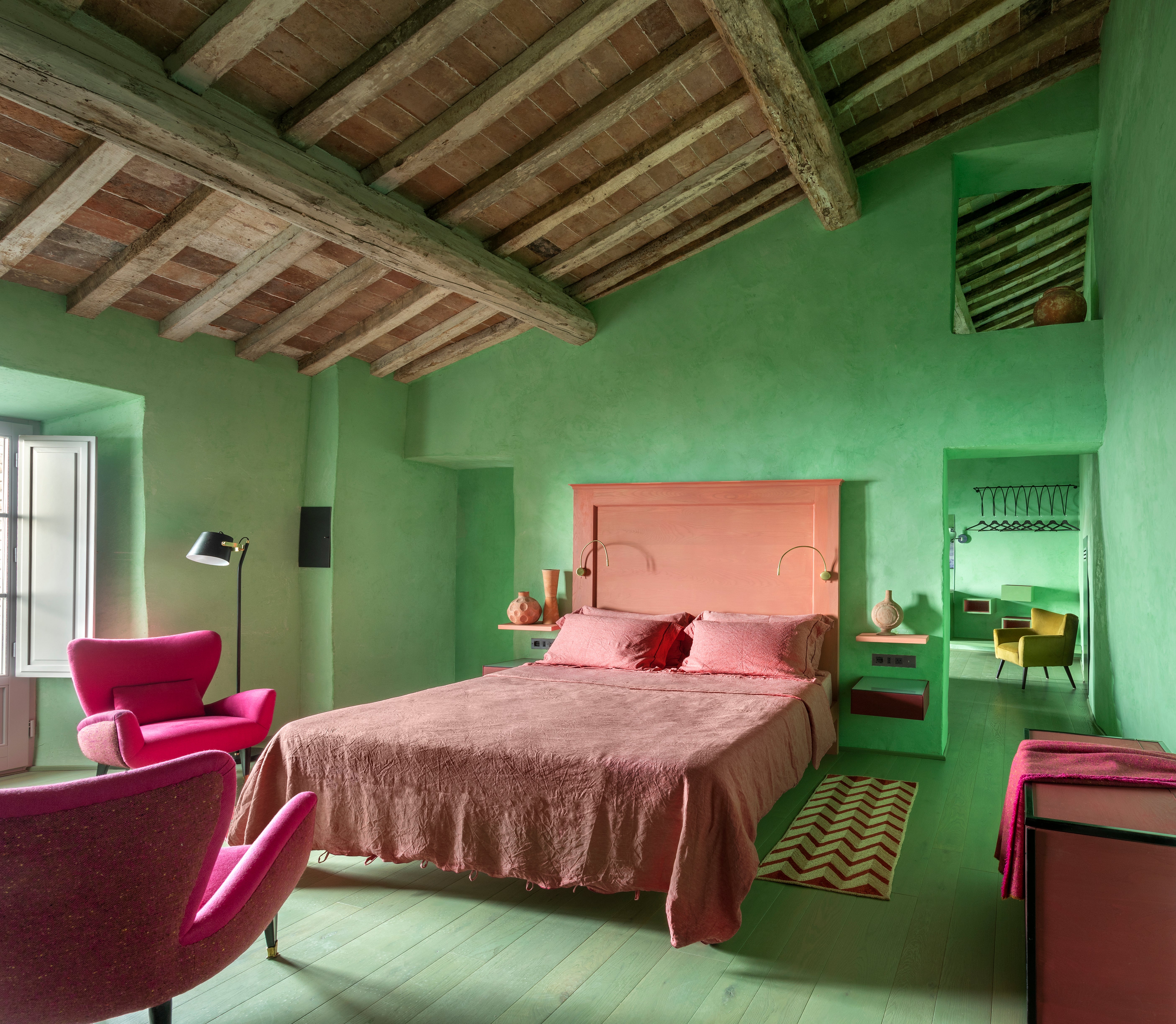 pink-green-bedroom-monteverdi-tuscany