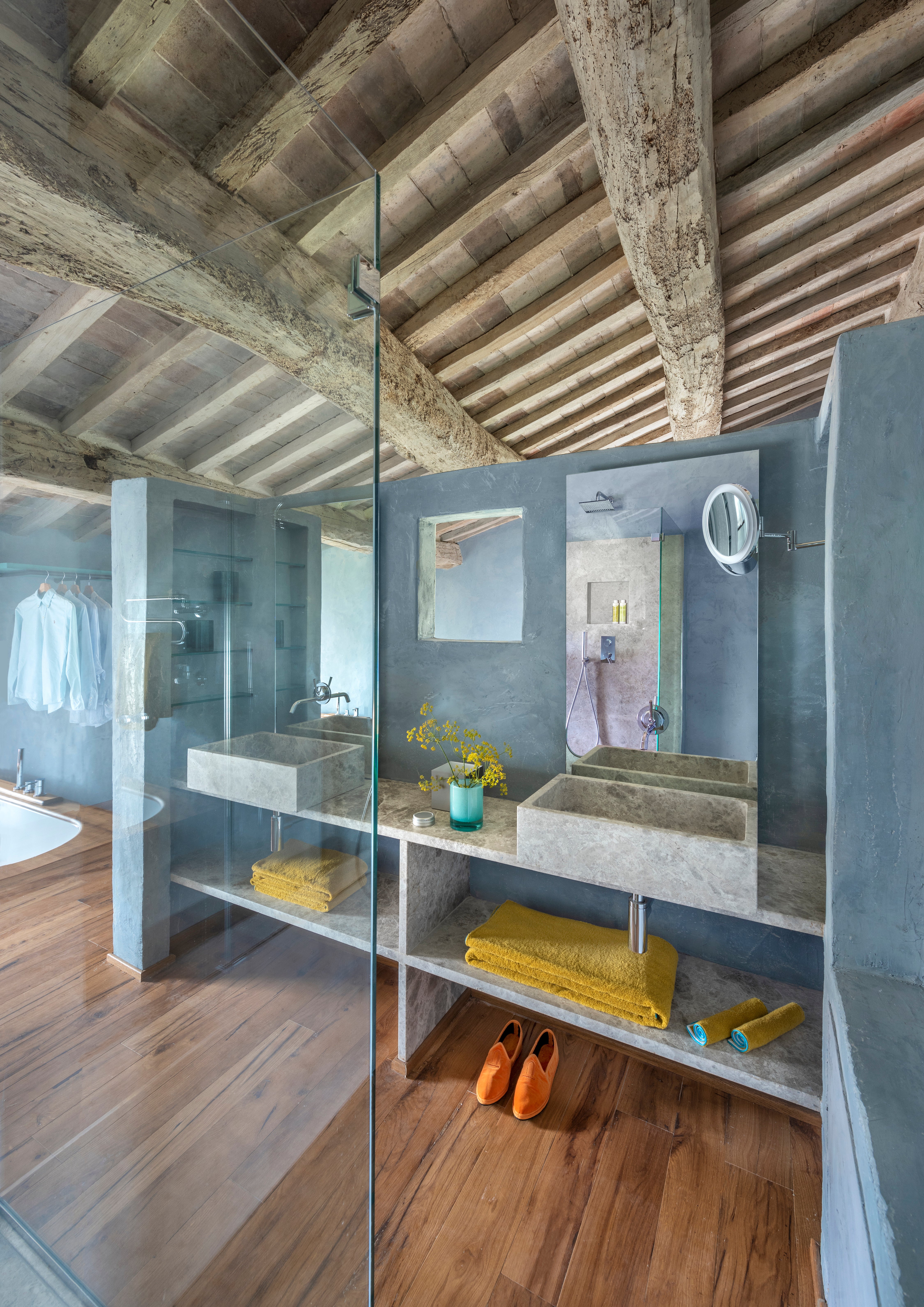 blue-plaster-wall-bathroom-tuscany