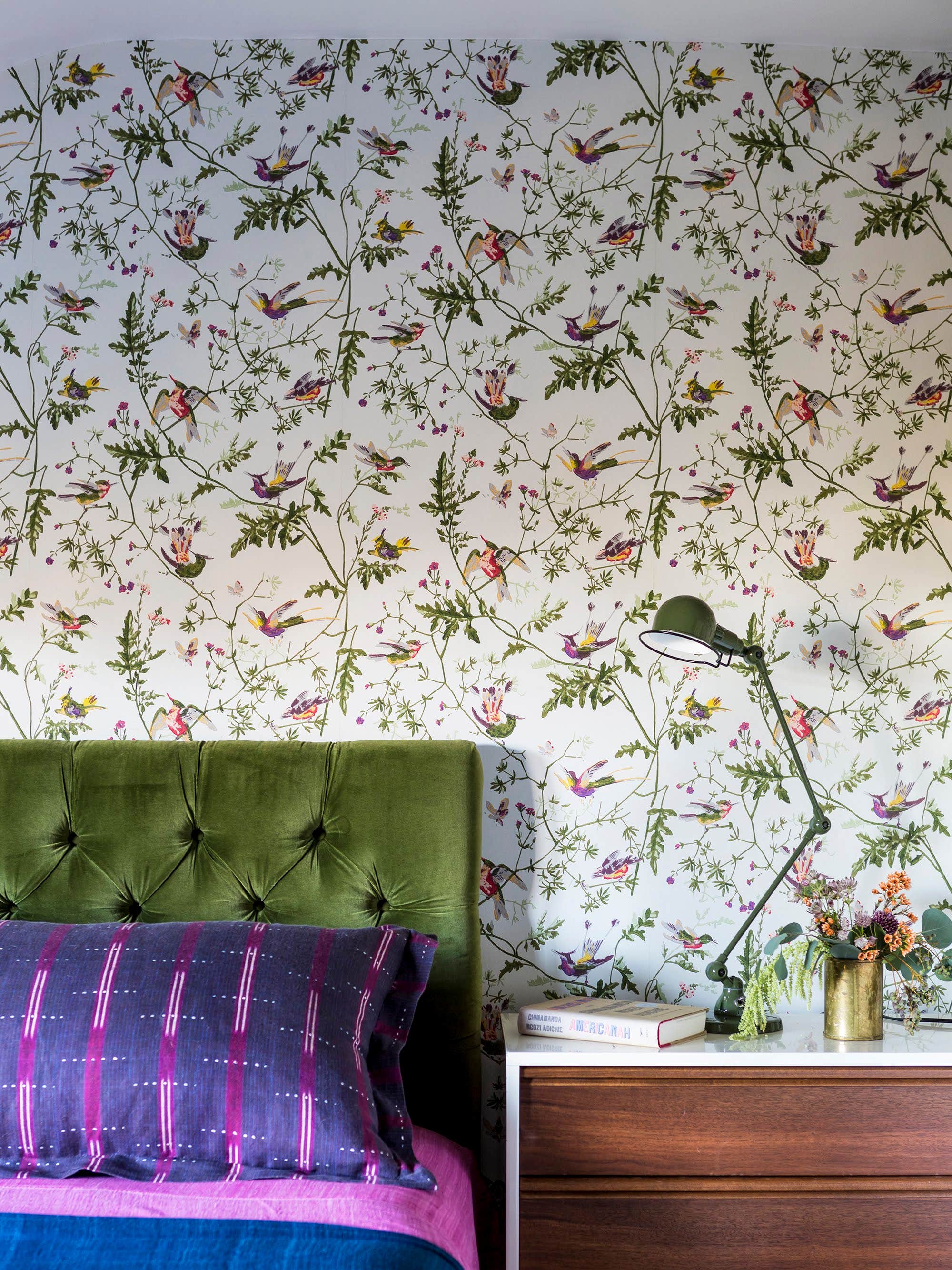 floral-wallpaper-bedroom