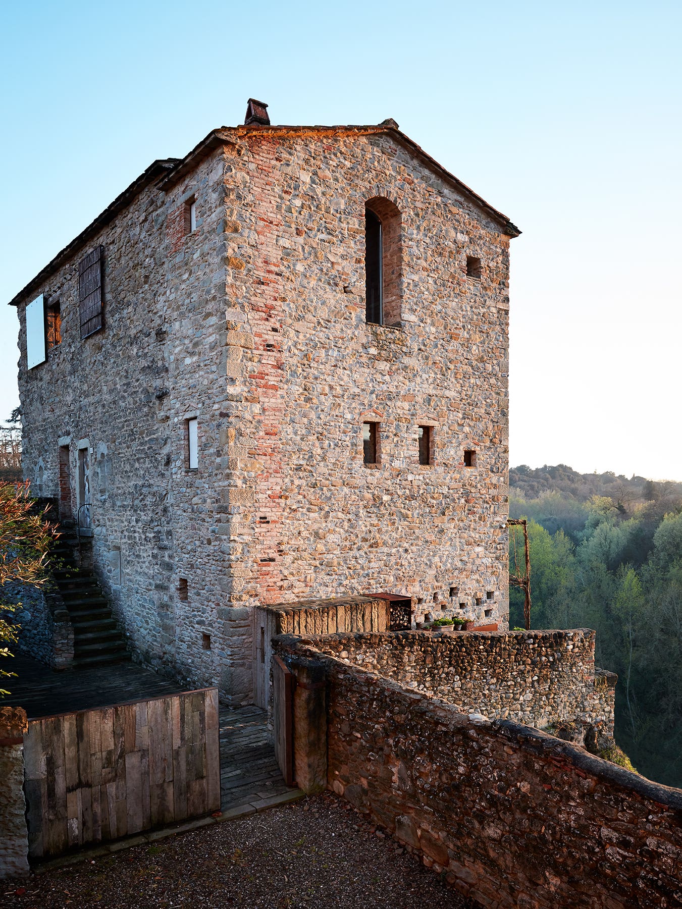 Prada’s Architect Transformed This 11th-Century Tuscan Watchtower Into a Dreamy Guesthouse