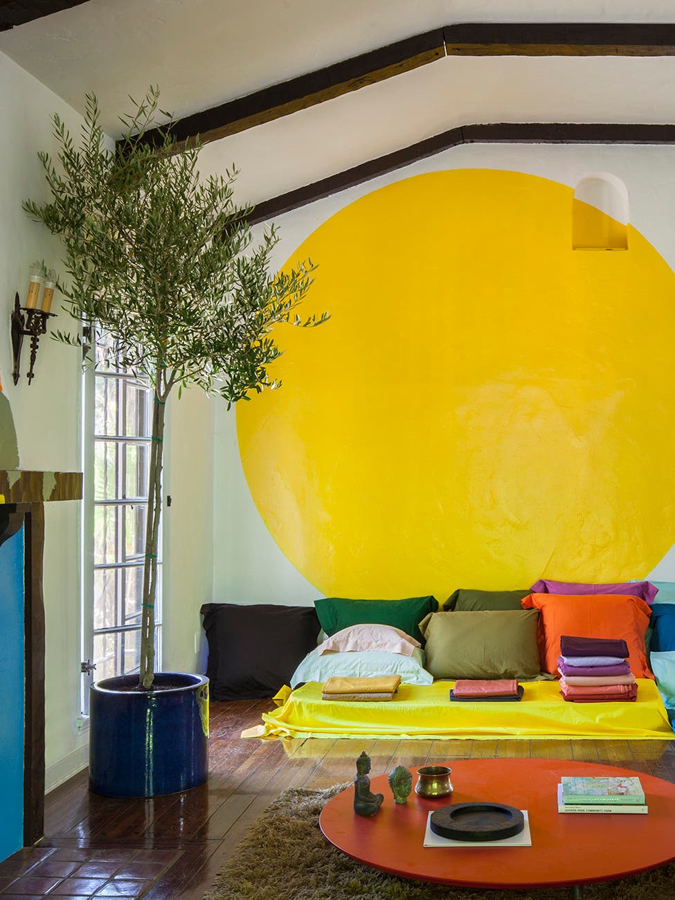 yellow-mural-living-room