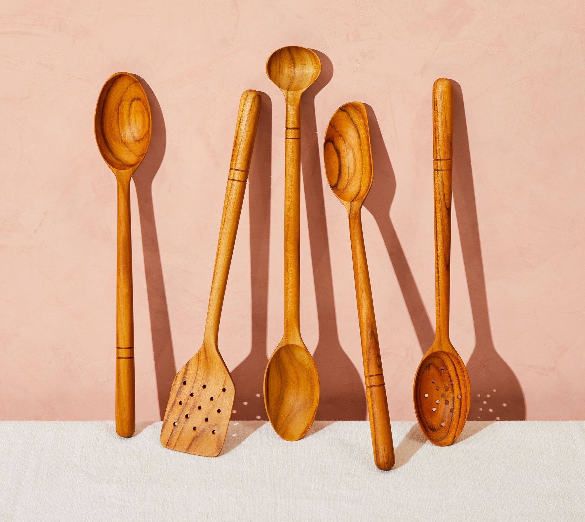 1e1b19bc-7ea0-428e-bf6a-ce08697d35aa–2019-0213_five-two_wooden-spoons_ultimate-kitchen-spoons-set_family_1x1_rocky-luten_062