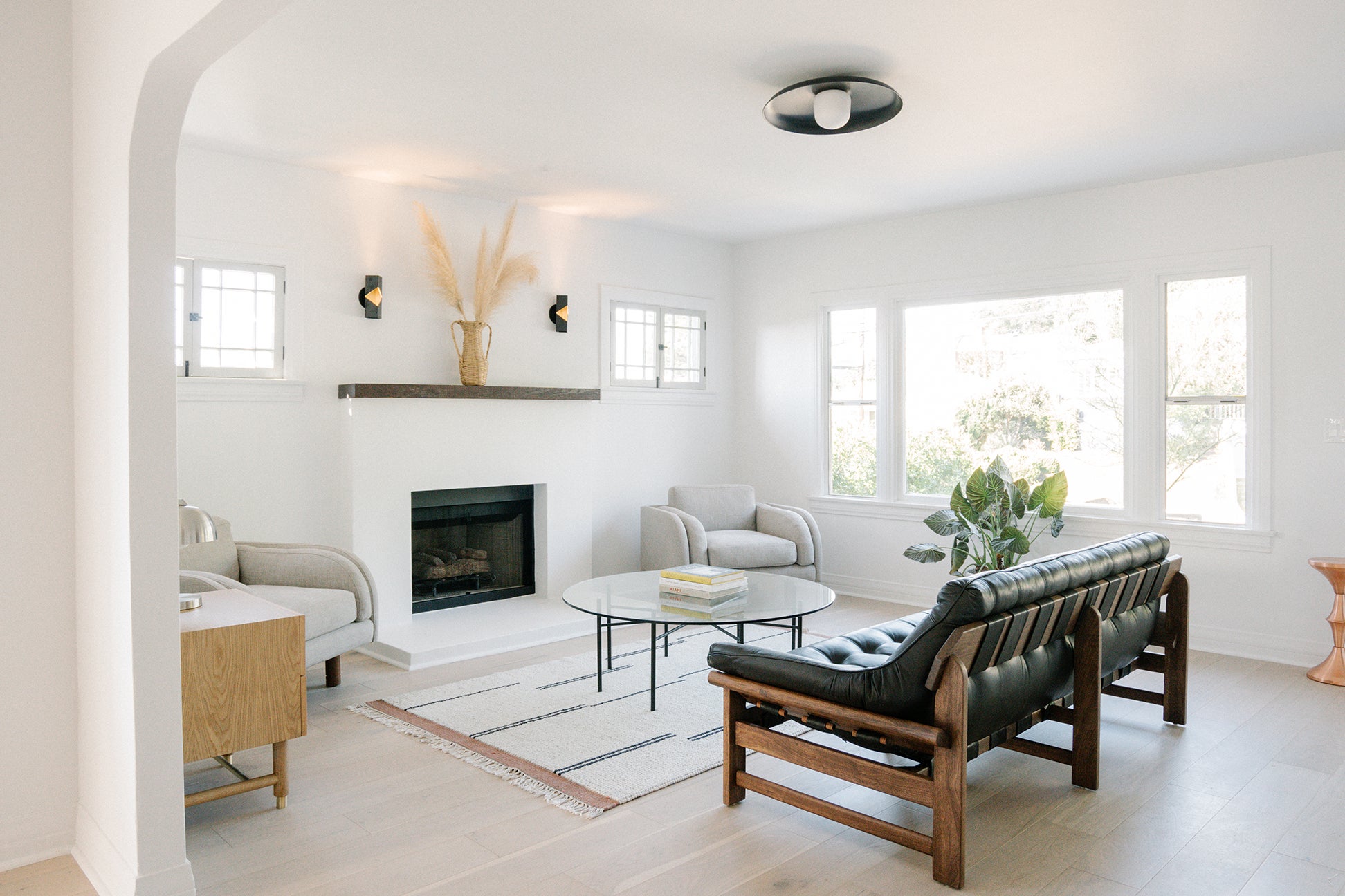 White, minimalist living room