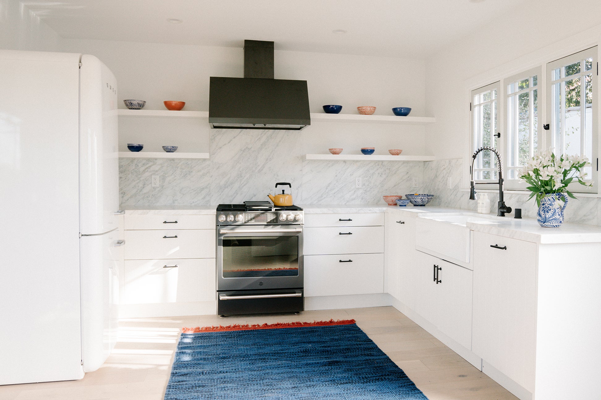 White, minimalist kitchen