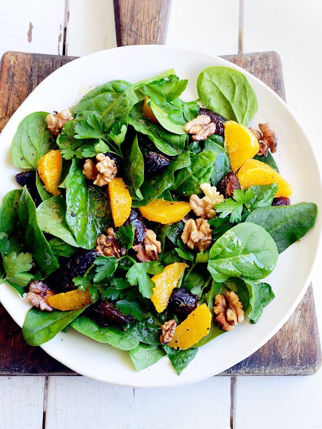 Salad with spinach, oranges, and dates