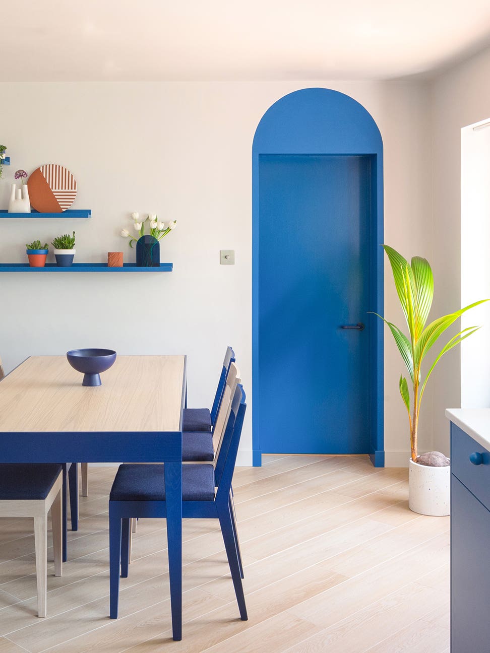 This Bold Blue Kitchen Taught Us a Reno Shortcut: Invert the Color Palette