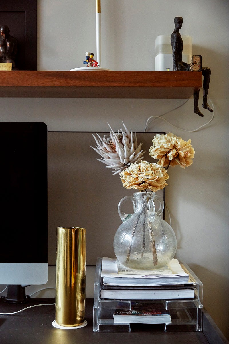 Dried flowers on a vase on a desk