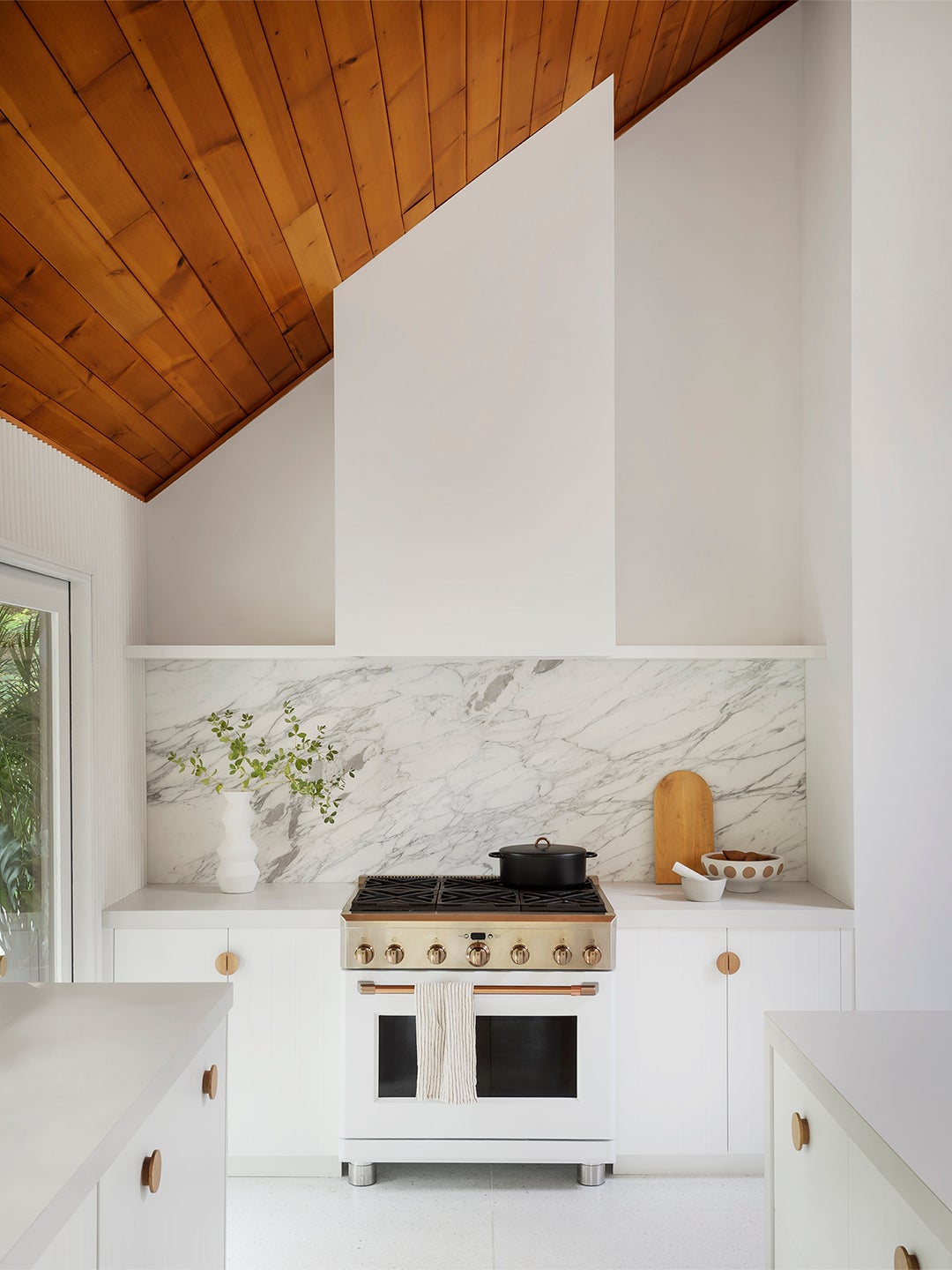 These Backsplash Ideas Bring Out the Best of White Kitchen Cabinets
