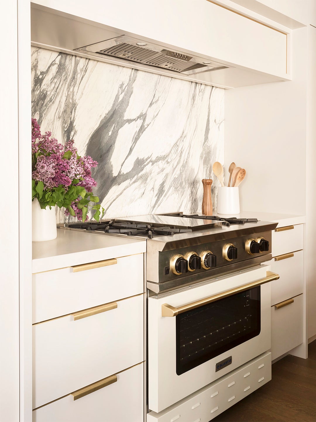 black and white marble behind a stovetop