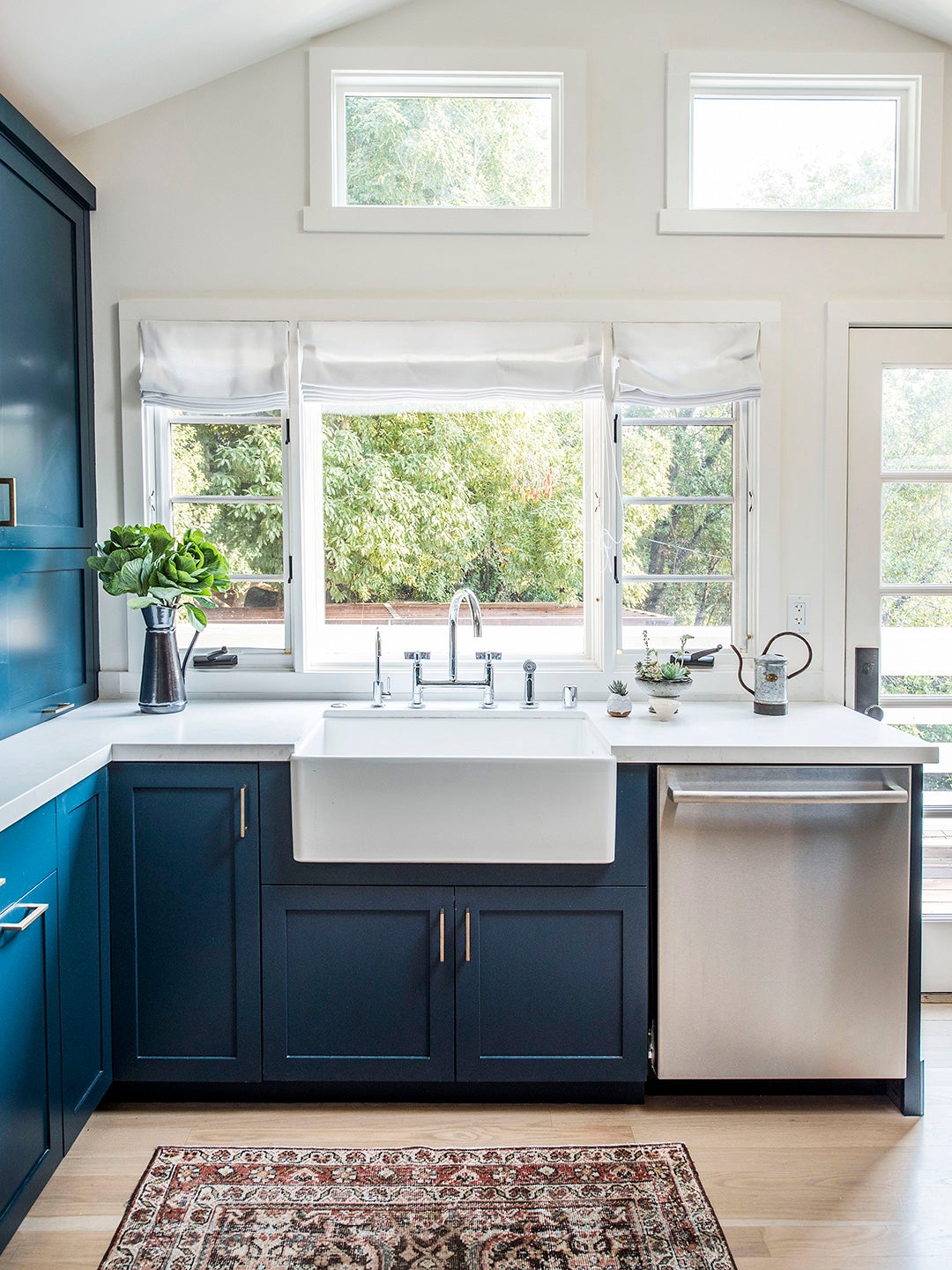 Navy Kitchen Cabinets Go Well With, What Color Countertop Goes With Blue Cabinets