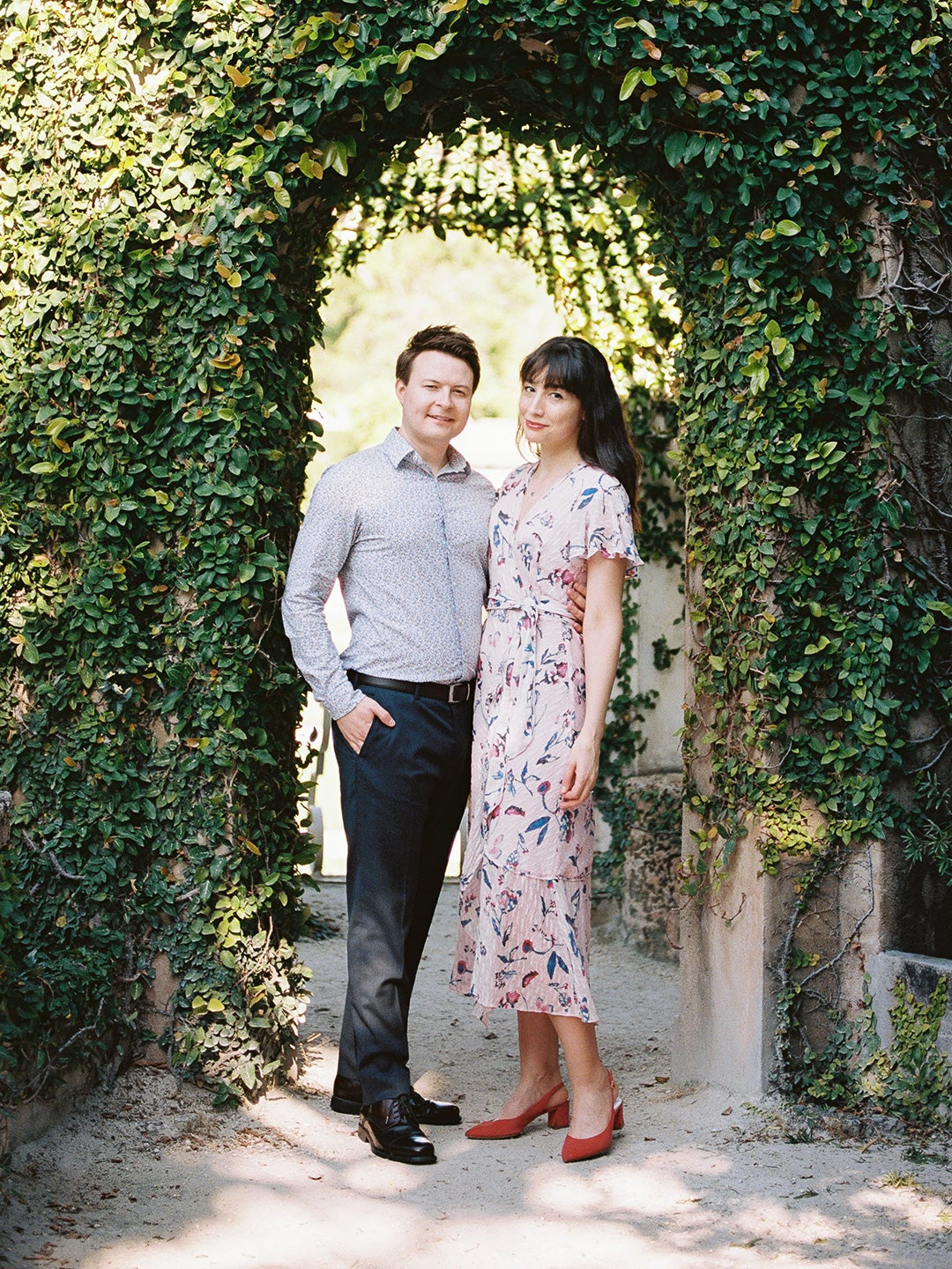 couple in a green leafy arch
