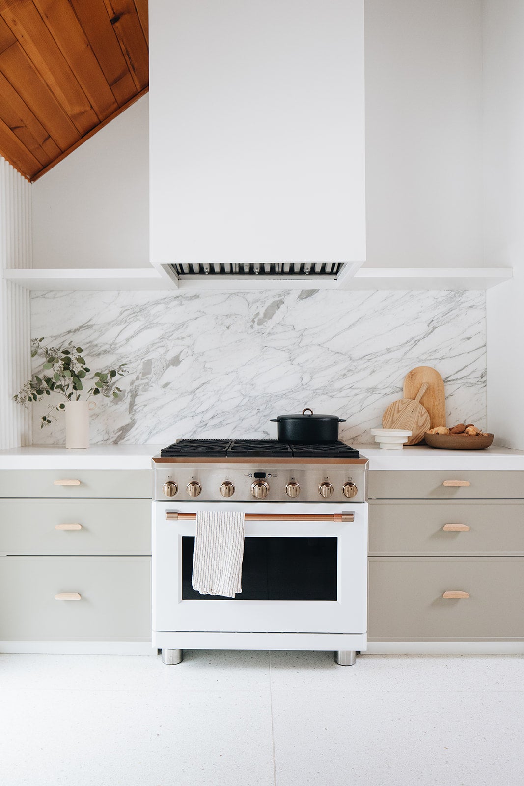 tan kitchen cabinets marble backsplash