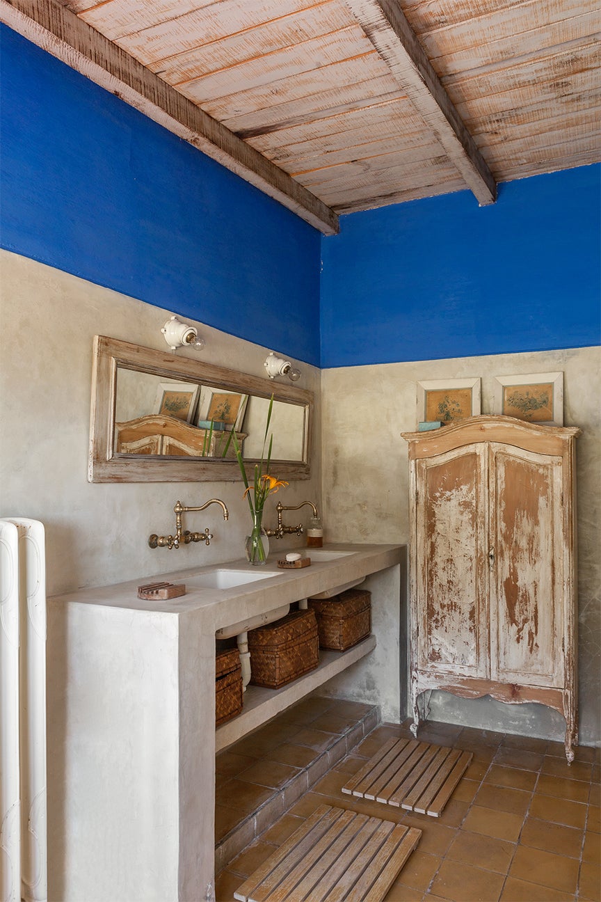 royal blue plaster bathroom