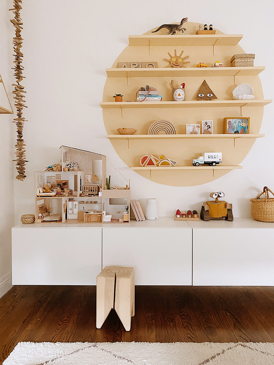 This Two-Toned Kids’ Room Floating Shelving Idea Is Gaining Traction