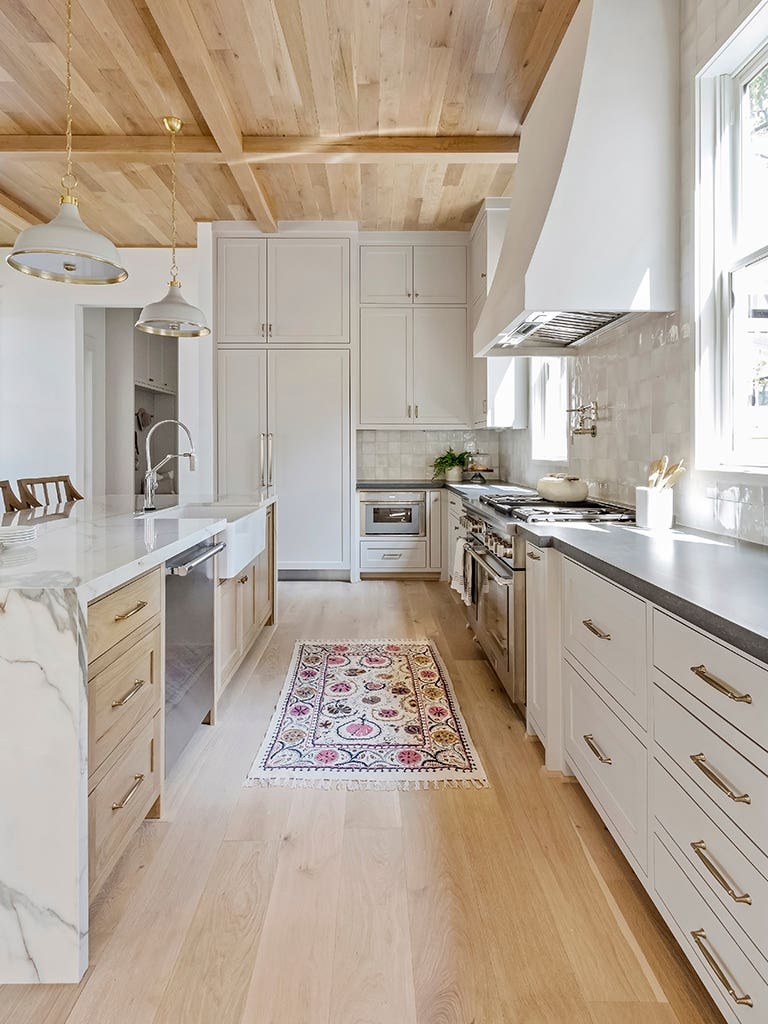 Antique White Cabinets Give Any Kitchen Farmhouse Vibes—Even a Modern One