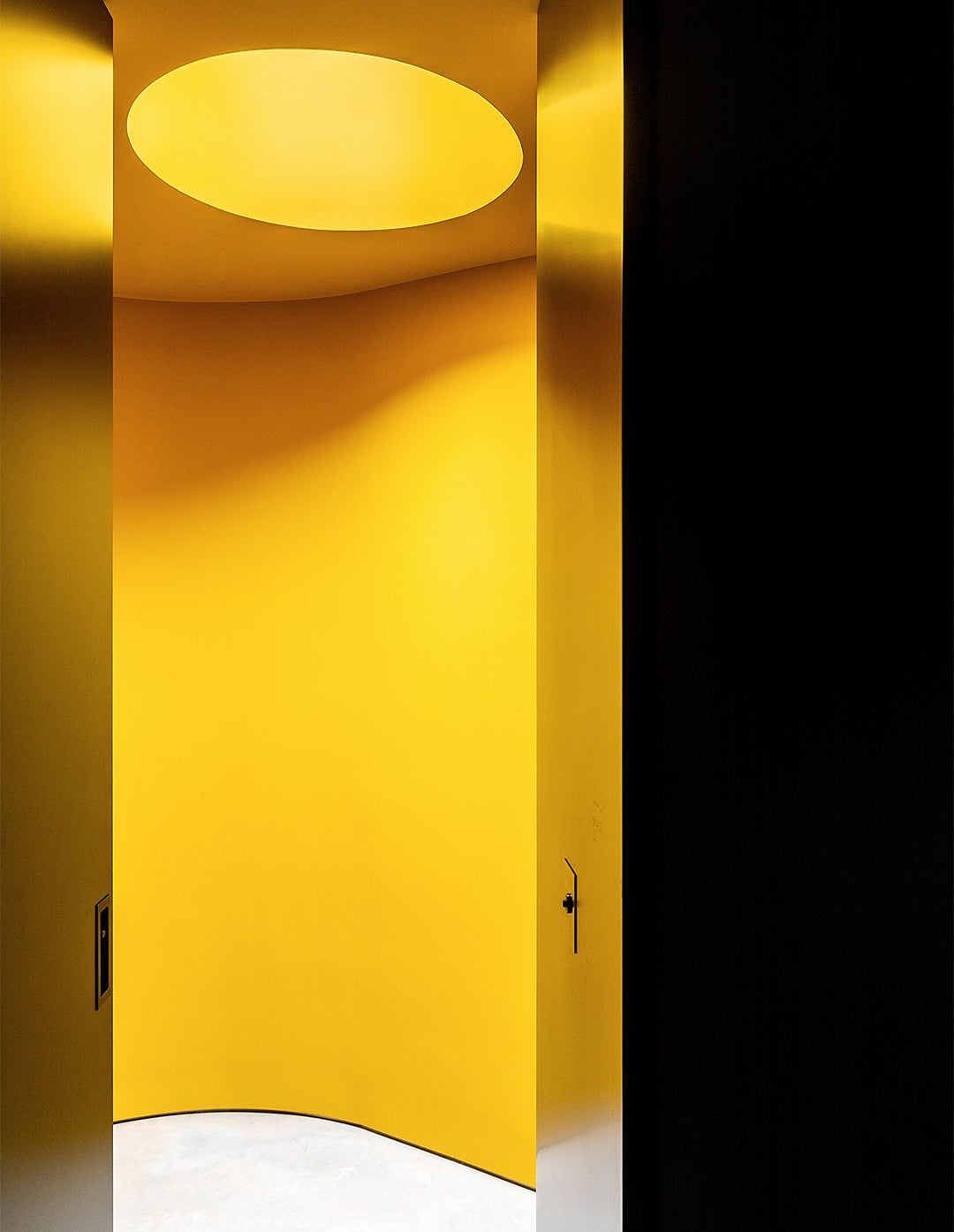 skylihgt in yellow bathroom