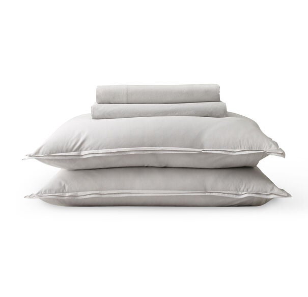 Light Gray Set of Sheets With Pillows