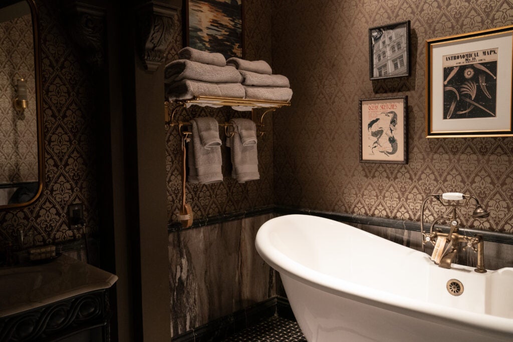 Bathroom in Alex Levy's Manhattan penthouse, The Morning Show, Season 2