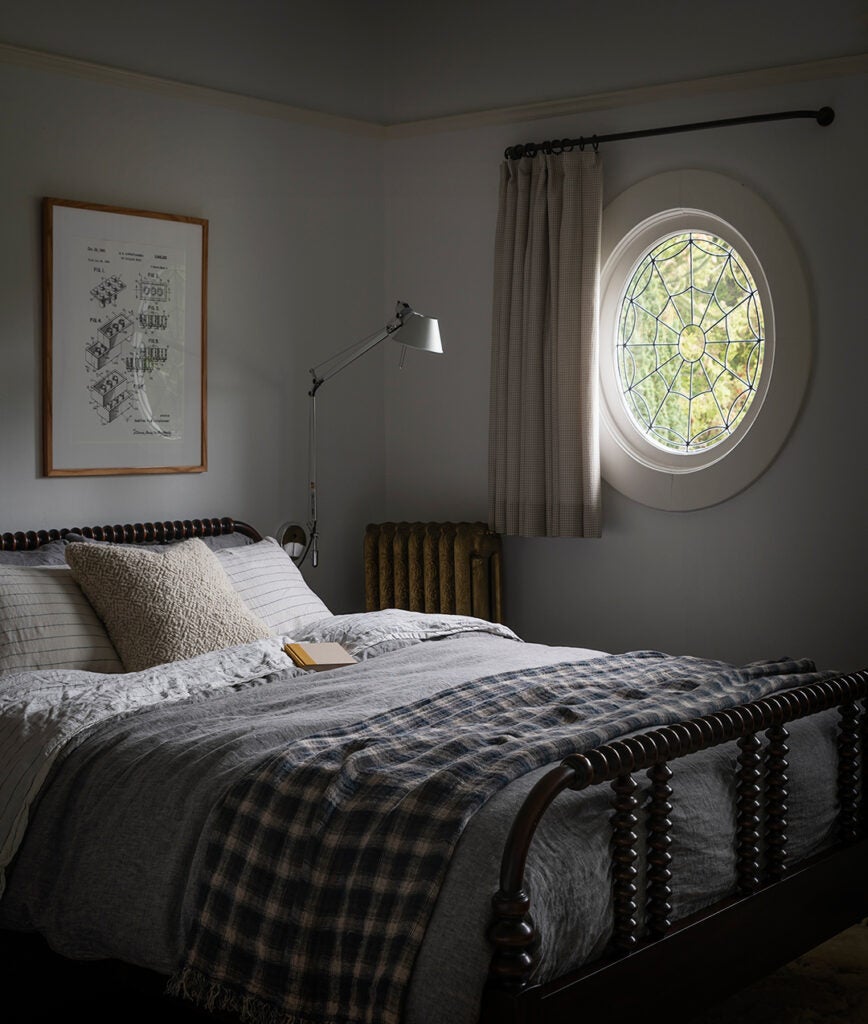 bed with round window