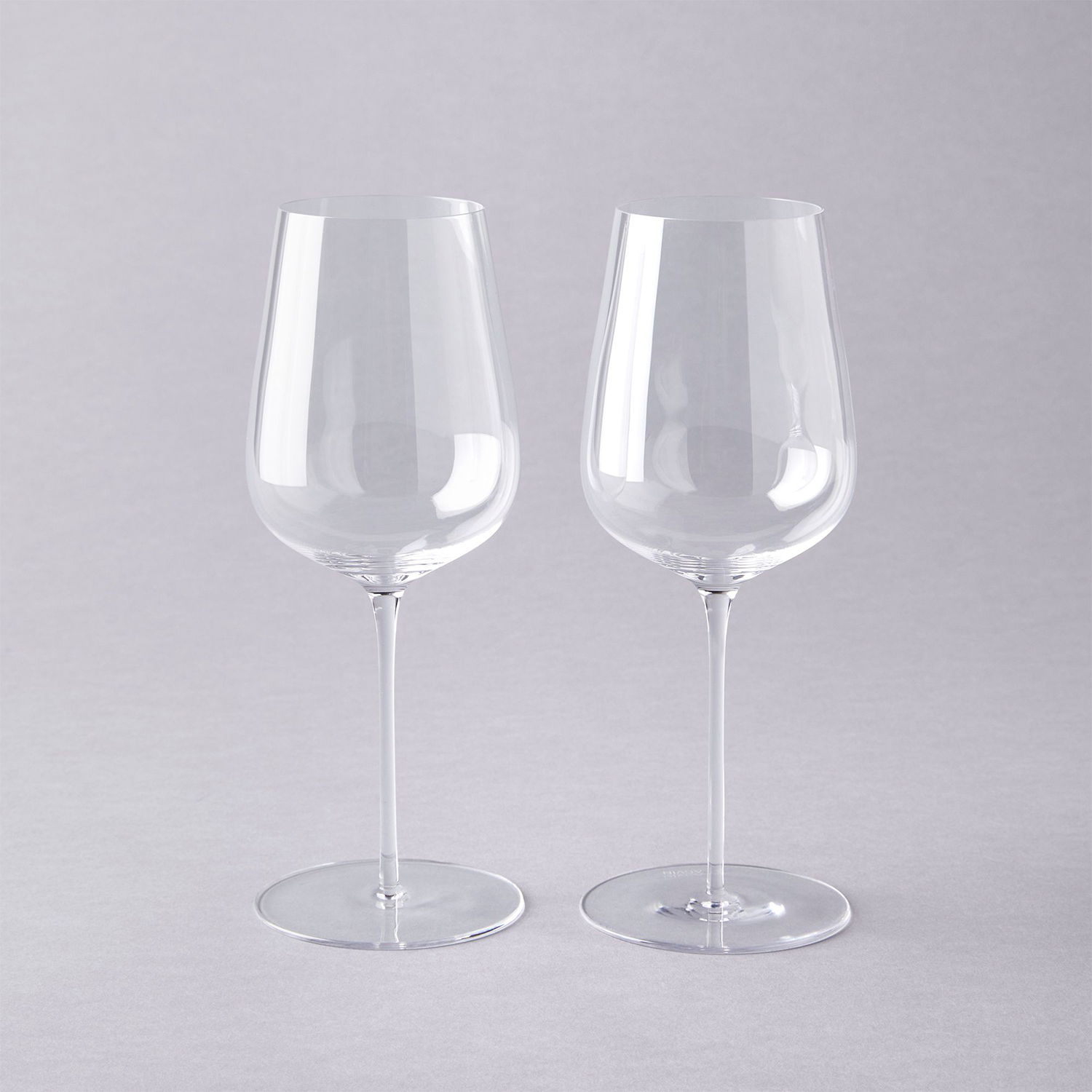 pair of wine glasses by Glasvin